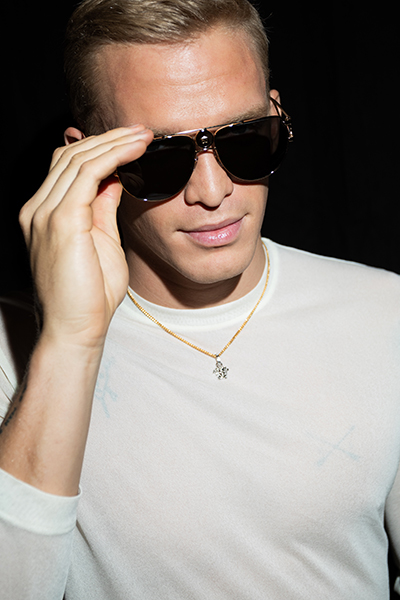 مجموعة كودي سيمبسون "CODY SIMPSON" بالتعاون مع علامة "VERSACE"